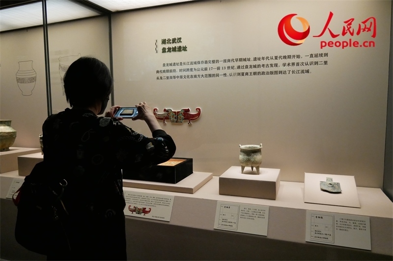 今年9月，觀眾正在參觀“鑒往知遠——新時代考古成果展”。人民網(wǎng)記者 韋衍行攝