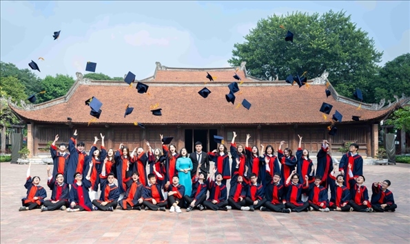 12月9日，越南首都河內(nèi)一所高中的學(xué)生在文廟內(nèi)合影留念。