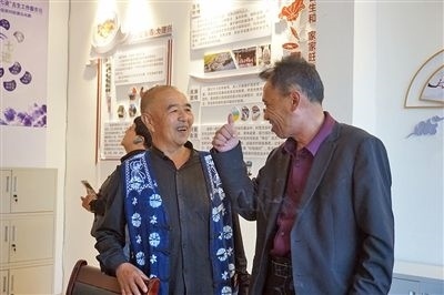  在大理州古生村訴訟服務站內，全國人大代表樊九平為“阿鵬調解員”點贊。