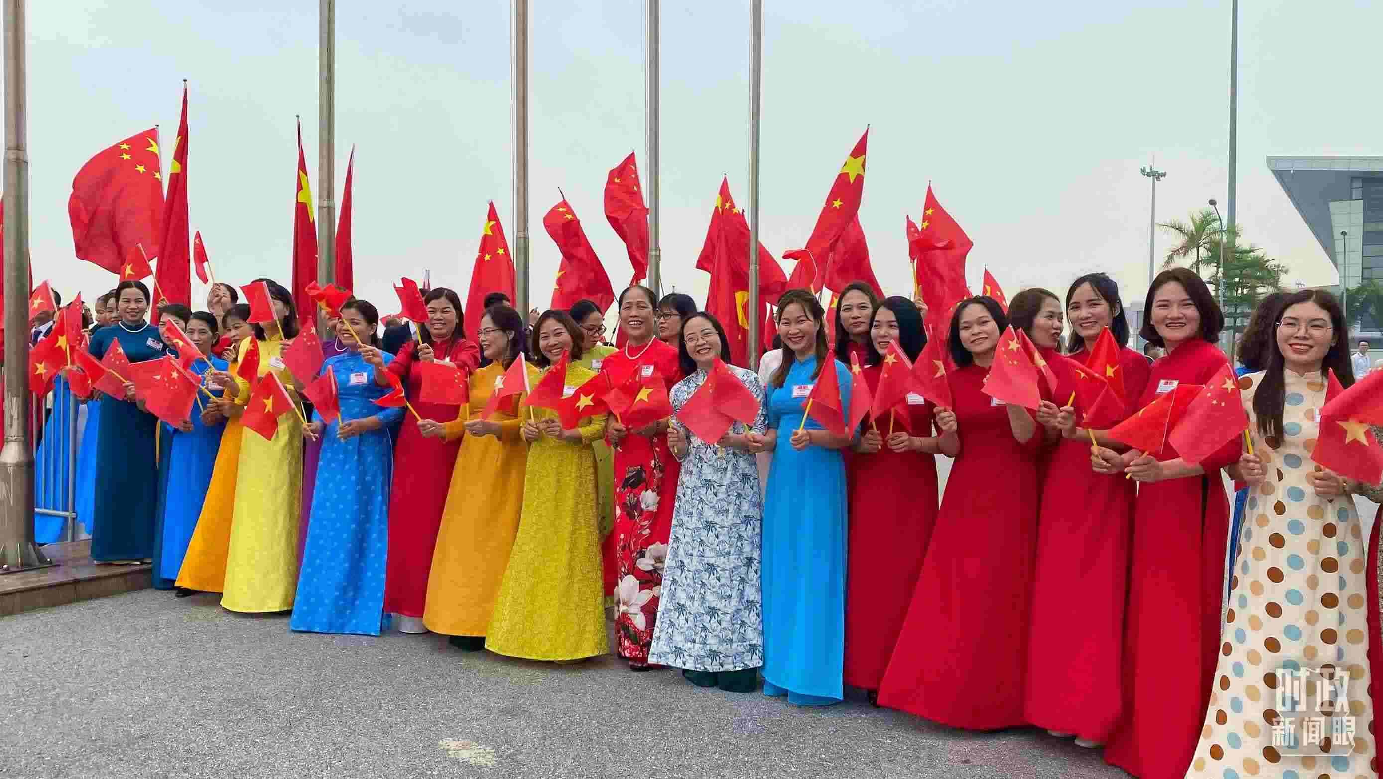 △專(zhuān)機(jī)抵達(dá)前，400多名中越各界代表手持兩黨兩國(guó)旗幟翹首以盼。（總臺(tái)央視記者李增仁拍攝）