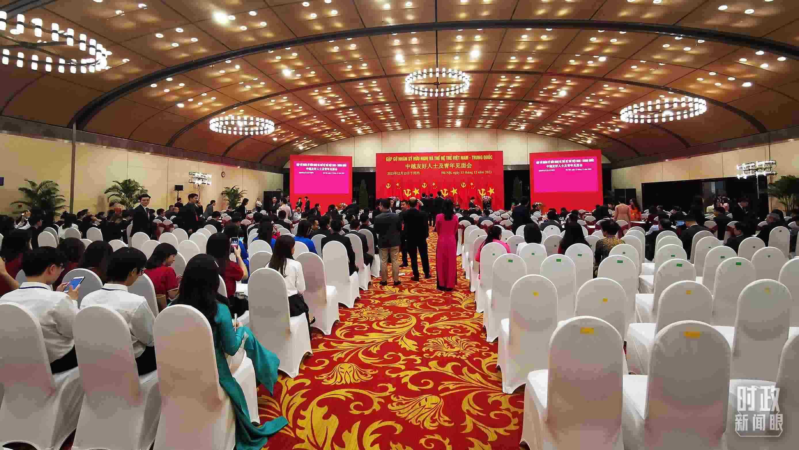 △習(xí)近平出席中越友好人士及青年見(jiàn)面會(huì)。這是見(jiàn)面會(huì)開(kāi)始前的場(chǎng)景。（總臺(tái)央視記者荊偉拍攝）