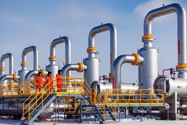 中俄東線天然氣管道黑河首站工作人員正在巡檢。受訪者供圖