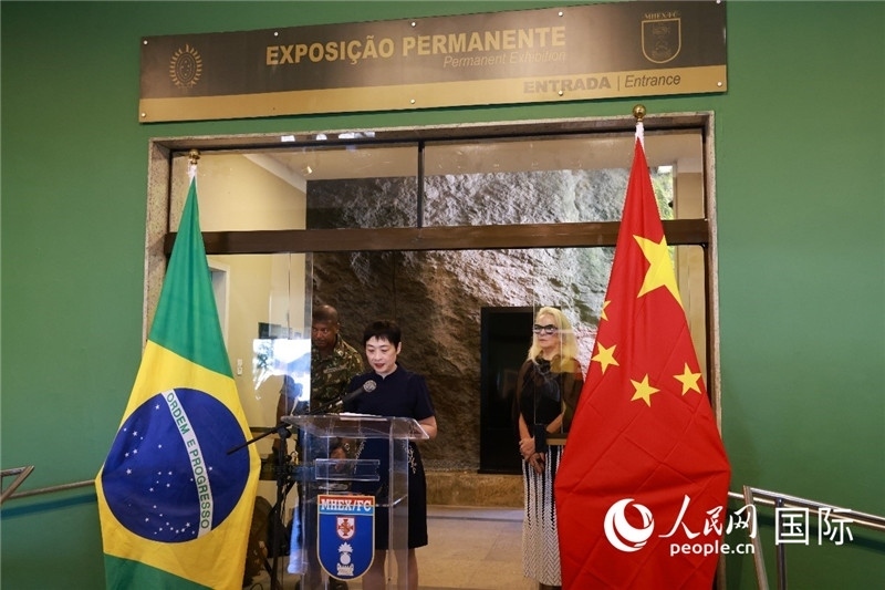 中國駐里約總領事田敏在攝影展開幕式上致辭。 人民網(wǎng)記者 陳海琪攝