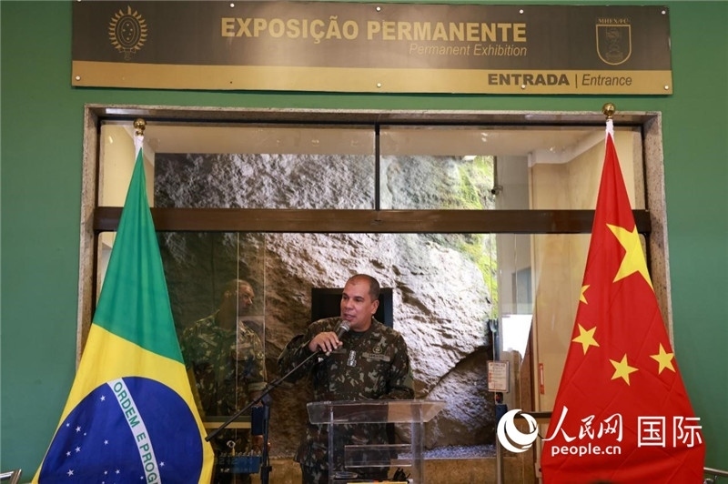 科帕卡瓦納要塞司令亞歷山大·羅伯托在攝影展開幕式上致辭。 人民網(wǎng)記者 陳海琪攝