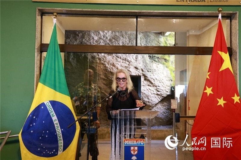 山河文化促進中心執(zhí)行總裁瑪西婭·梅爾基奧爾在攝影展開幕式上致辭。 人民網(wǎng)記者 陳海琪攝