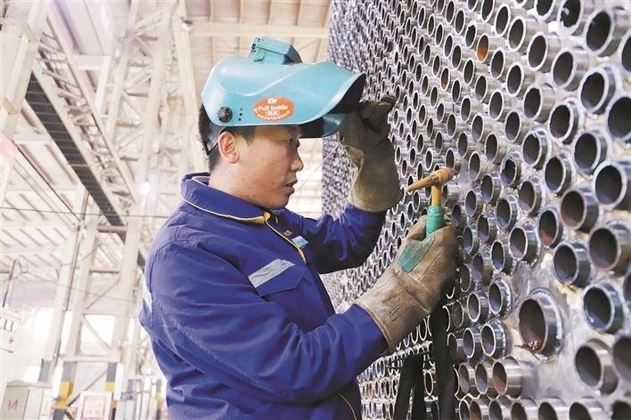 邵旭鵬在車間進行電焊作業(yè)。受訪者供圖