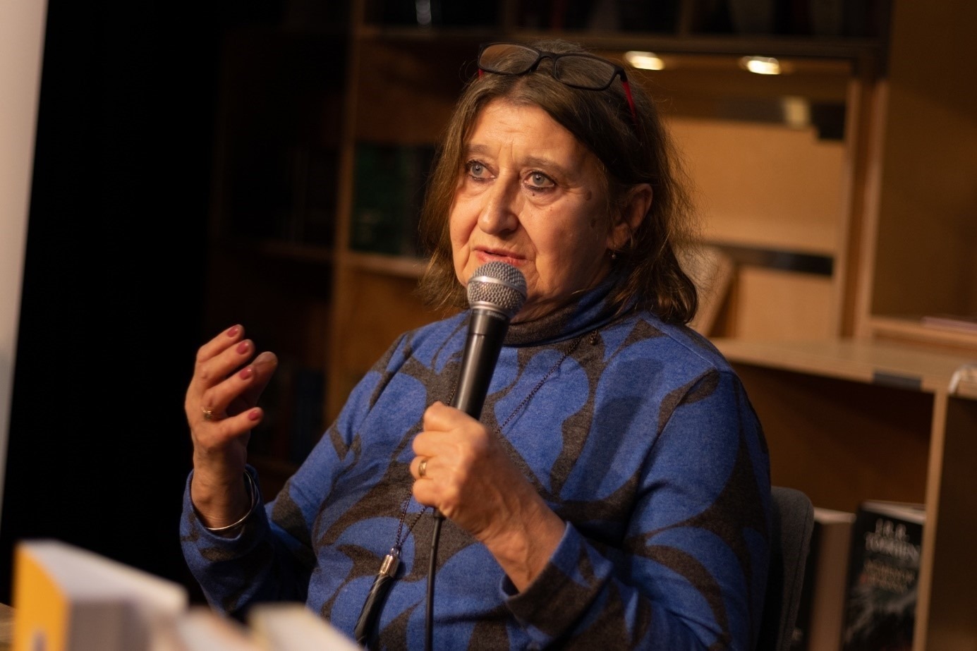 埃娃介紹作品。摩爾多瓦尼·巴爾納巴斯攝