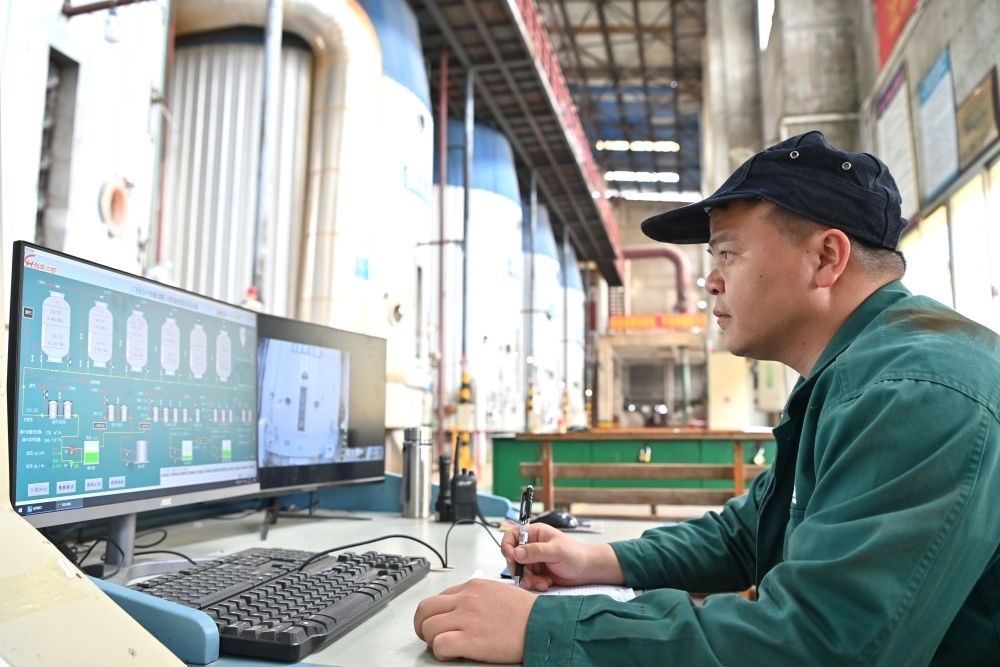 12月12日，工作人員在廣西來賓小平陽湘桂制糖有限公司監(jiān)控蒸發(fā)系統(tǒng)。