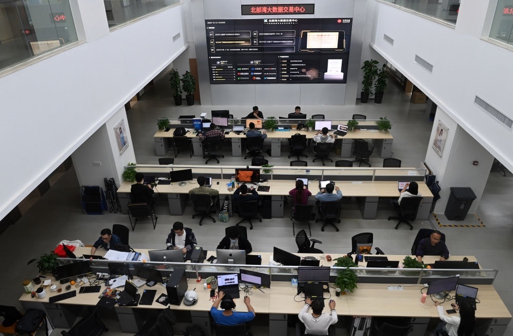 中國(guó)—東盟信息港員工在工作中。