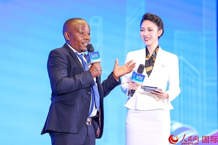 來自烏干達坎帕拉—恩德培機場高速公路項目的赫爾曼（左）被評為中國交建共建“一帶一路”最美外籍建設(shè)者之一。人民網(wǎng)記者 趙益普攝