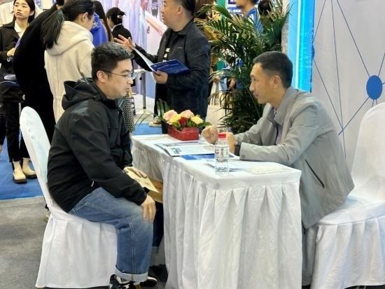 沈陽(yáng)招聘會(huì)現(xiàn)場(chǎng)。人民網(wǎng)記者 尹柏寒?dāng)z