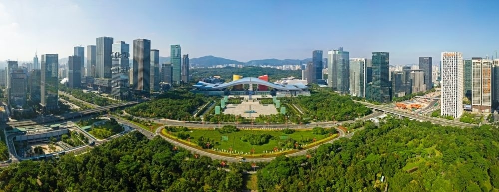 這是在廣東省深圳市拍攝的深圳市民中心和蓮花山公園一線（2020年10月2日攝，無人機照片）。新華社記者 梁旭 攝