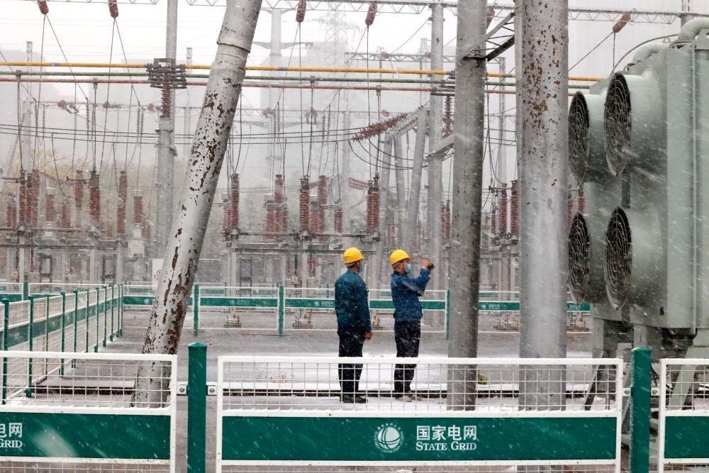 △國(guó)網(wǎng)壽光市供電公司變電運(yùn)維人員在檢查變電站積雪情況。