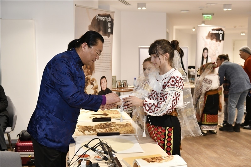 圖為羅馬尼亞小學(xué)生在現(xiàn)場(chǎng)體驗(yàn)烙畫。 布加勒斯特中國文化中心供圖