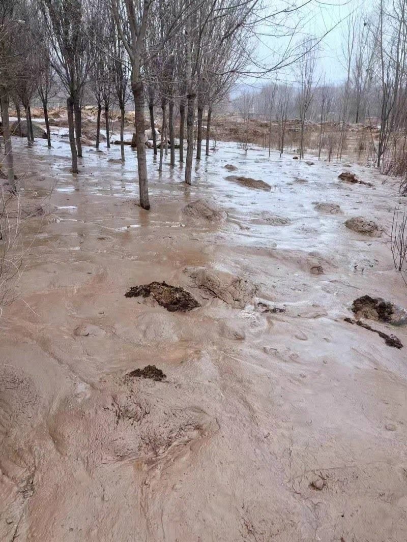 次生災(zāi)害襲擊過(guò)的村落。喬棟攝。