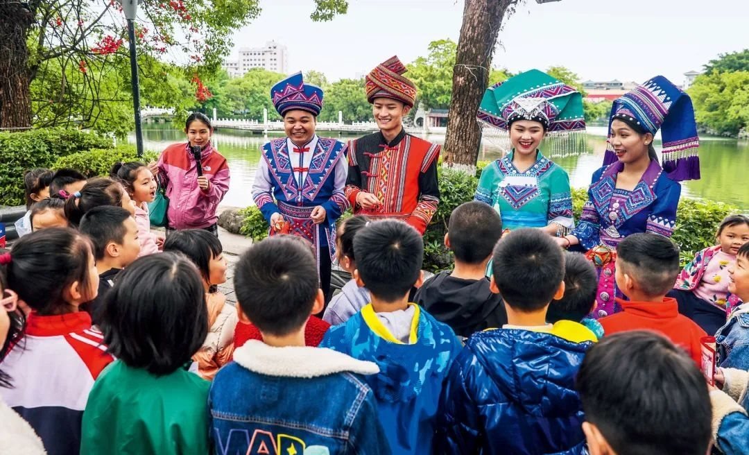 2023年4月25日，廣西桂林，“網(wǎng)絡(luò)法治宣傳一條街”在榕湖景區(qū)古南門“開街”，身穿民族服裝的工作人員演唱山歌向青少年普及網(wǎng)絡(luò)法治知識。