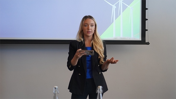 南非駐亞洲和金磚國家無任所大使蘇克拉爾代表吉娜·布朗發(fā)言。 人民網 張茜攝