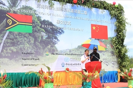 2023年12月18日，中國駐瓦努阿圖大使李名剛在瓦努阿圖公路項目二期馬勒庫拉段的移交儀式上發(fā)表致辭。人民網(wǎng) 賀吉攝