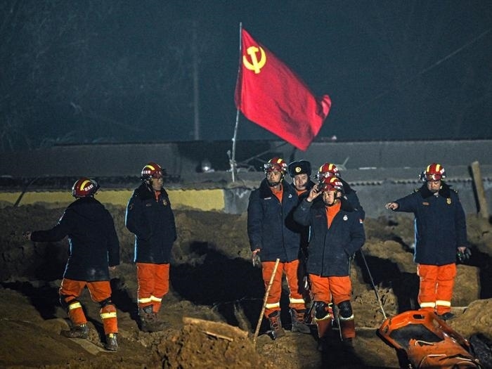 2023年12月21日，救援隊(duì)員在青海省海東市民和回族土族自治縣中川鄉(xiāng)金田村現(xiàn)場救援。新華社記者 張龍 攝