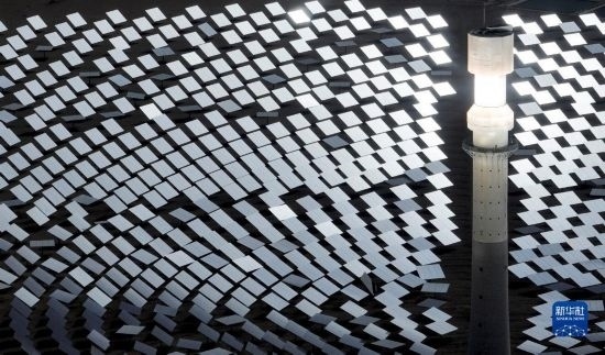 這是2023年6月11日在青海省海西蒙古族藏族自治州格爾木市拍攝的一座光熱電站（無人機照片）。 新華社記者 張宏祥 攝