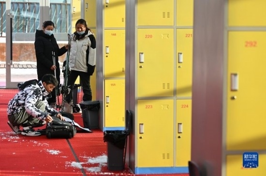 12月21日，游客在滑雪服務(wù)大廳整理滑雪裝備。