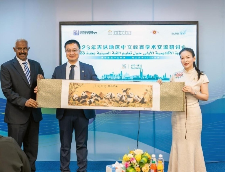 主辦方向與會代表贈送書畫作品。主辦方供圖