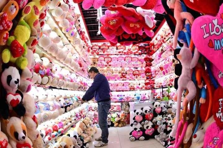 商戶在店鋪內(nèi)整理毛絨玩具。共享聯(lián)盟·義烏 呂斌 攝