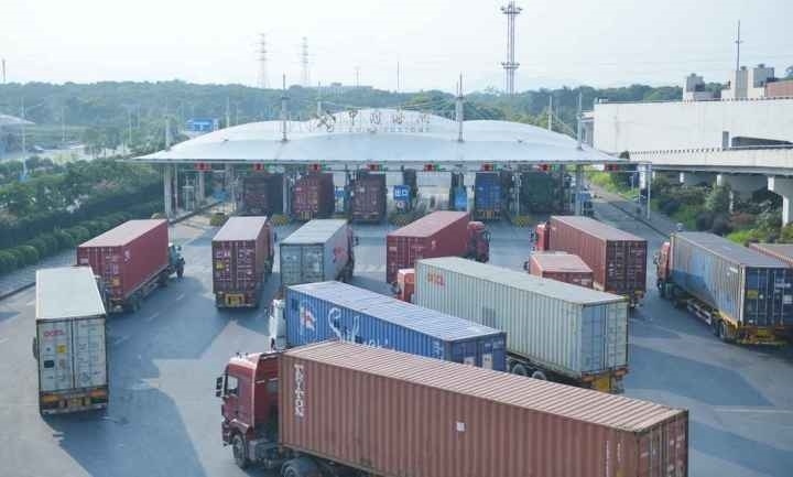 義烏海關(guān)排隊等待出關(guān)的車輛。共享聯(lián)盟·義烏 吳峰宇 攝