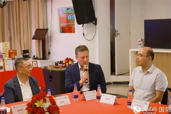 巴西中國友好協(xié)會主席恩里克·諾布雷加（中）在座談會中發(fā)言。人民網(wǎng)記者 陳海琪攝