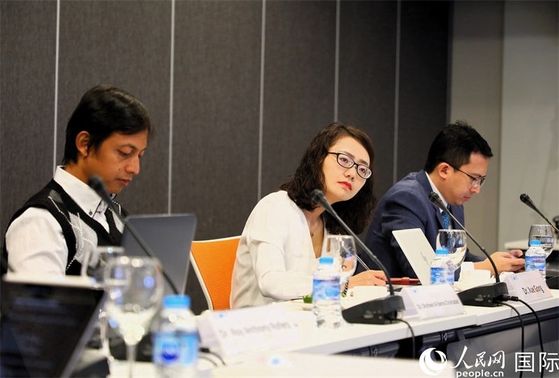 學(xué)者們專注聆聽會議內(nèi)容。人民網(wǎng)記者 白元琪攝