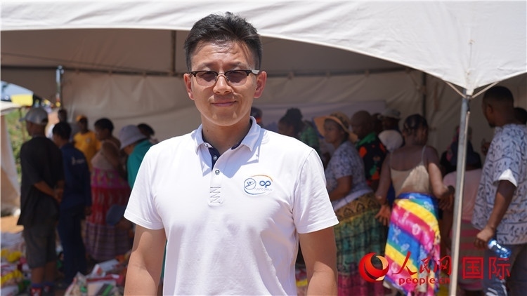 延鋒彼歐南非公司總經(jīng)理張鑫發(fā)言致辭。人民網(wǎng) 張茜攝