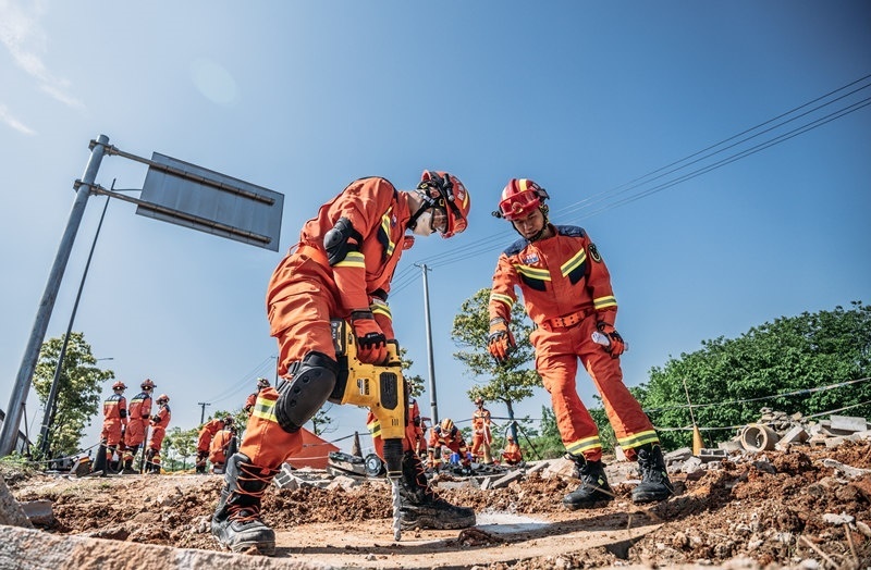 周彩琪和隊(duì)友在救援現(xiàn)場(chǎng)。受訪者供圖
