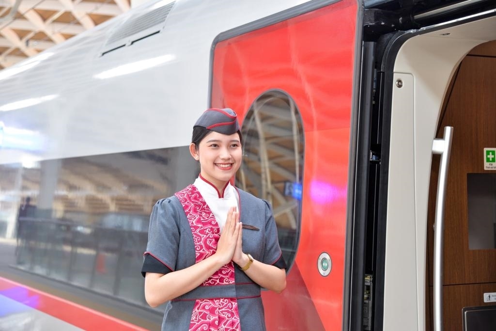 12月12日，乘務(wù)人員在印度尼西亞雅加達(dá)的哈利姆車站站臺(tái)歡迎乘坐雅萬(wàn)高鐵的乘客。新華社記者徐欽攝