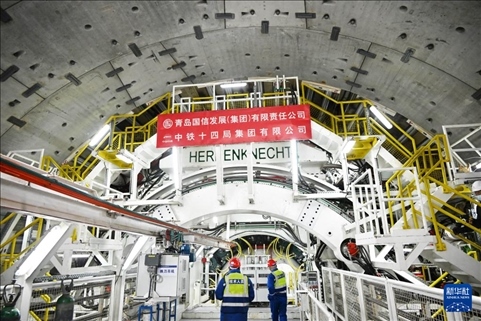 12月30日，中鐵十四局技術人員在盾構掘進開始前檢查“海天號”盾構機。新華社記者 李紫恒 攝