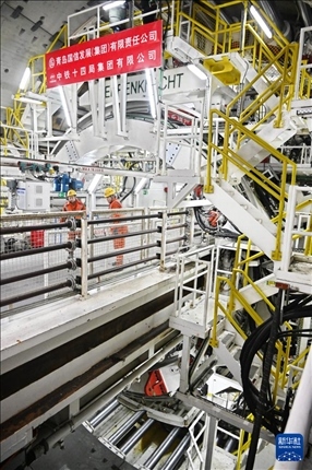 12月30日，建設者在青島膠州灣第二隧道工程南線主線隧道盾構掘進現(xiàn)場作業(yè)。新華社記者 李紫恒 攝