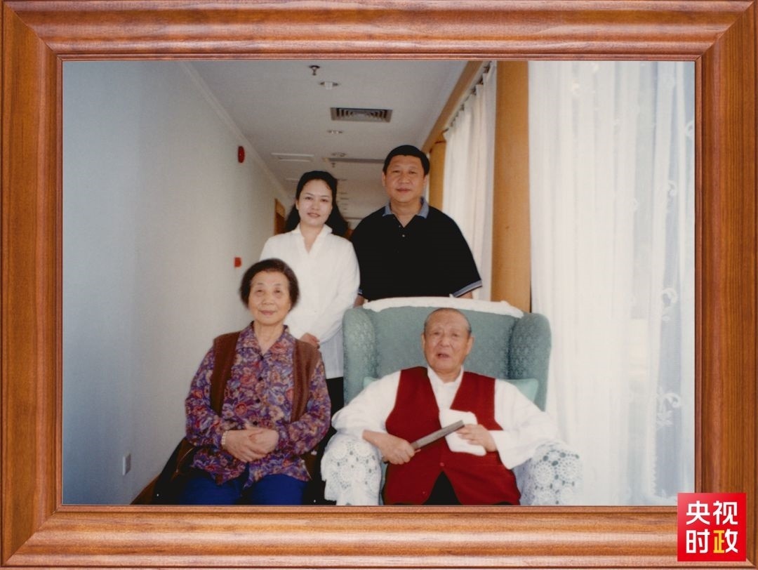 △這是習近平夫婦同父親習仲勛、母親齊心的合影。這張照片第一次出現在他的書架上。