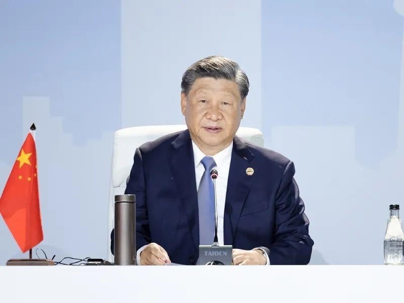 當?shù)貢r間8月24日，習(xí)近平主席在南非約翰內(nèi)斯堡出席金磚國家領(lǐng)導(dǎo)人第十五次會晤特別記者會。