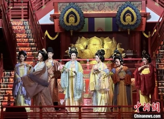 2023年12月31日晚間，在長安十二時辰主題街區(qū)進行的漢服表演。 中新社記者 張一辰 攝