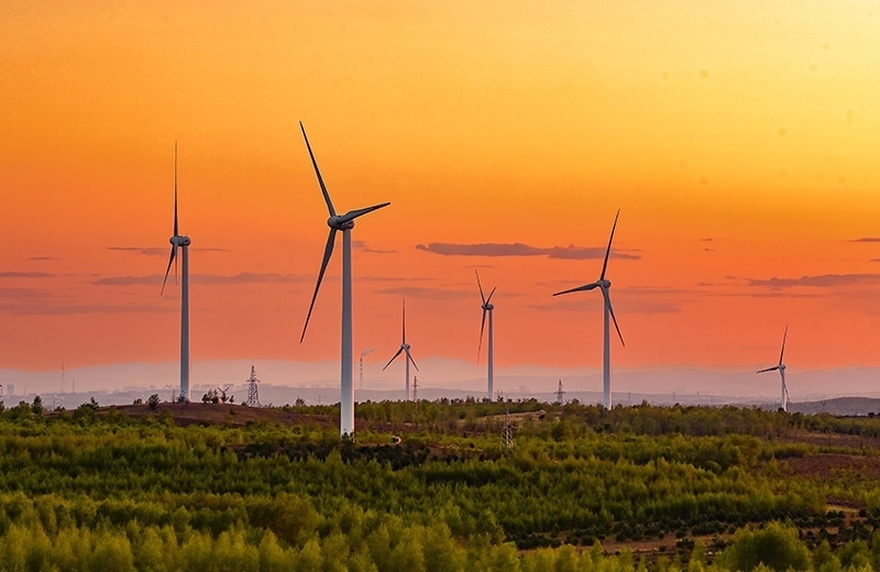 2023年5月23日清晨拍攝的內(nèi)蒙古興安盟烏蘭浩特市呼和馬場風力光伏發(fā)電場內(nèi)的風機。