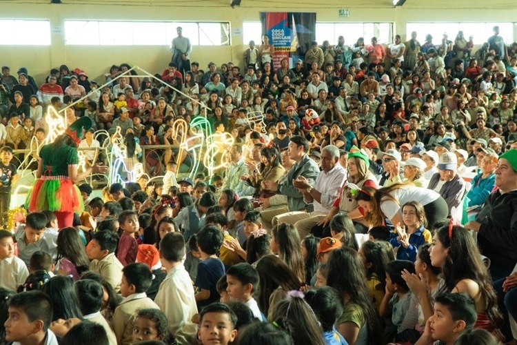 捐贈(zèng)儀式在埃爾查科市中心的體育館舉行。中國(guó)電建厄瓜多爾代表處提供圖