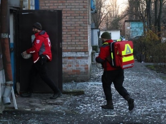  2023年11月25日，烏克蘭紅十字會(huì)救援人員在基輔市一棟遭空襲的居民樓實(shí)施清理和救助工作。新華社發(fā)（羅曼·佩圖什科夫攝）
