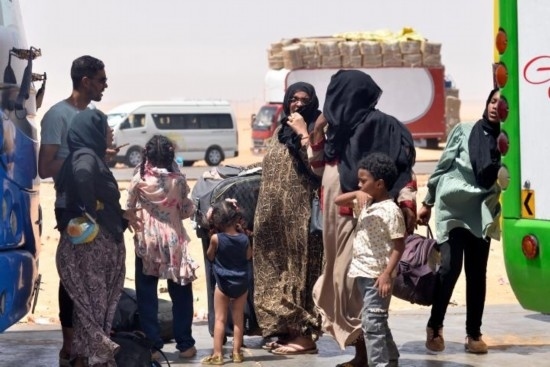  2023年4月27日，在埃及南部與蘇丹交界的阿爾根邊境口岸，人們離開蘇丹進(jìn)入埃及境內(nèi)。新華社發(fā)（拉德萬攝）