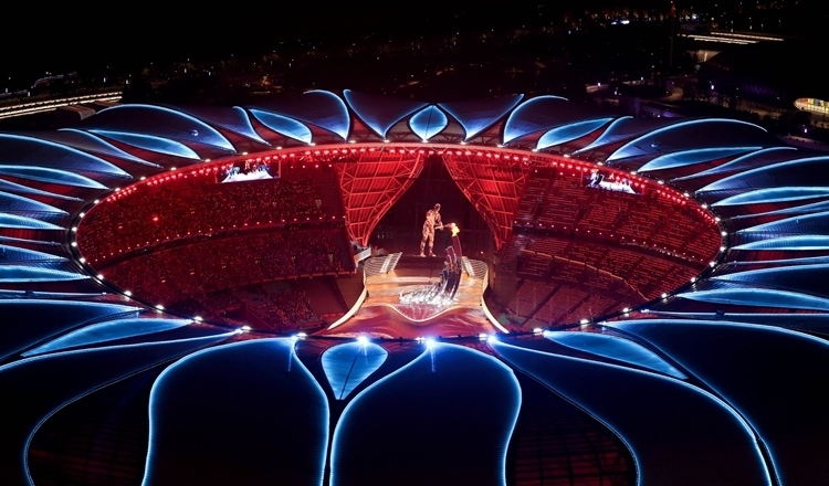 2023年9月23日，最后一棒火炬手汪順和數(shù)字火炬手在杭州亞運會開幕式上點燃主火炬。新華社記者 程婷婷 攝