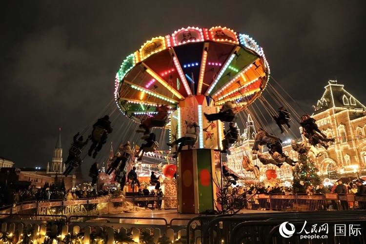 位于莫斯科紅場中央的“古姆”新年集市。人民網(wǎng)記者 隋鑫攝