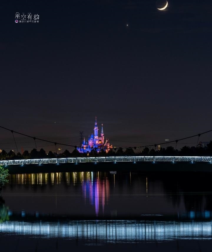 上海星空攝影愛(ài)好者陳悅?cè)A2023年5月23日在上海浦東拍攝的金星伴月。（本人供圖）