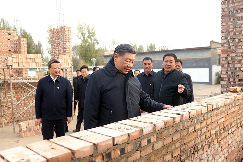2023年11月10日，習(xí)近平總書記在河北保定涿州市刁窩鎮(zhèn)萬全莊村房屋重建施工現(xiàn)場考察。