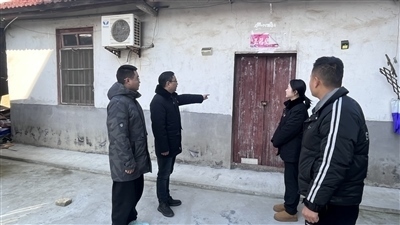  圖②：法官勘察訟爭(zhēng)房產(chǎn)。