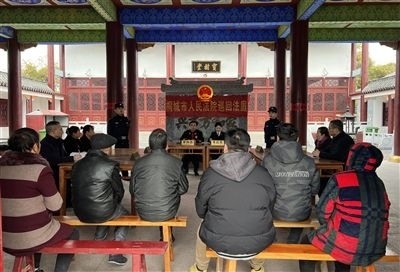  圖③：庭審在謝氏祠堂內(nèi)進(jìn)行。