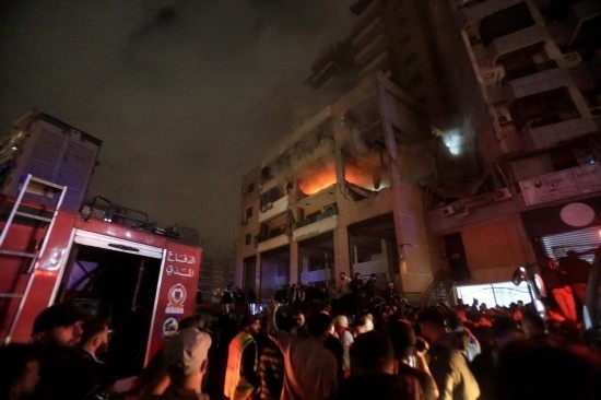 1月2日，人們聚集在黎巴嫩貝魯特南郊的以色列無人機襲擊現(xiàn)場。新華社發(fā)（比拉爾·賈維希攝）