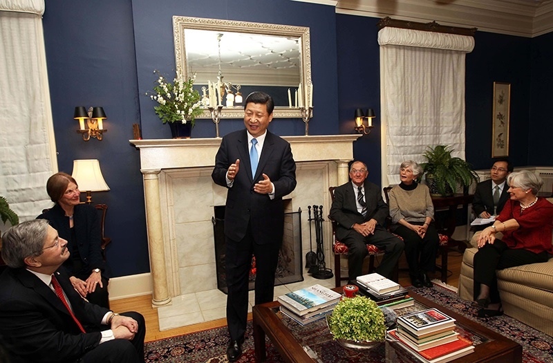習(xí)近平2012年訪美時(shí)與老朋友敘舊場(chǎng)景。